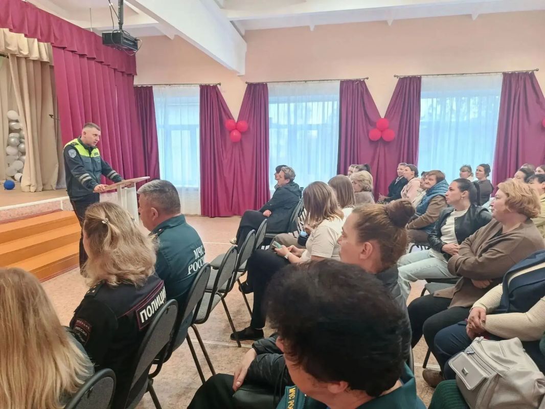 Начальник Осташковской Госавтоинспекции провел встречу с родителями в МОУ СОШ им. Е. И. Чайкиной посёлка Пено Начальник Осташковской Госавтоинспекции провел встречу с родителями в МОУ СОШ им. Е. И. Чайкиной посёлка Пено