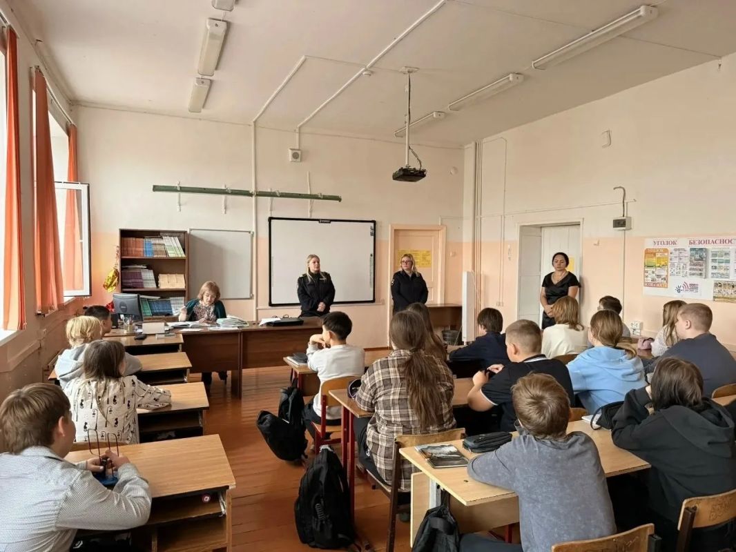 В Бологовском муниципальном округе сотрудники полиции провели комплекс профилактических мероприятий со школьниками В Бологовском муниципальном округе сотрудники полиции провели комплекс профилактических мероприятий со школьниками