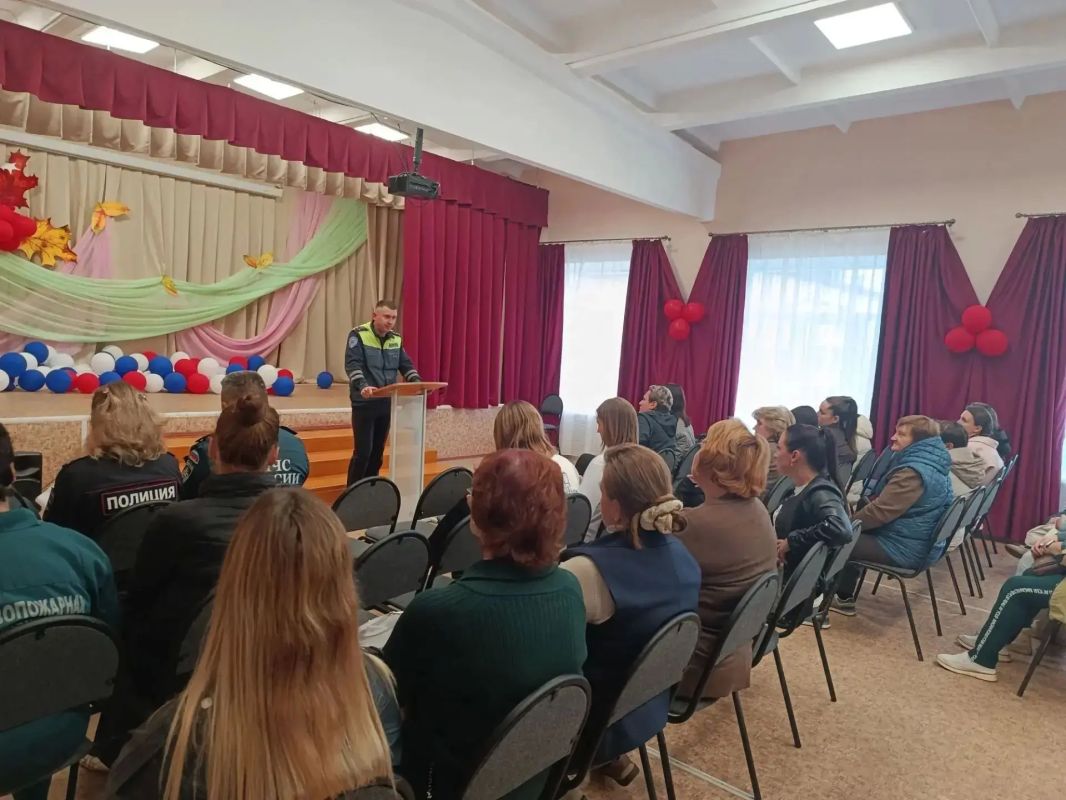 Начальник Осташковской Госавтоинспекции провел встречу с родителями в МОУ СОШ им. Е. И. Чайкиной посёлка Пено