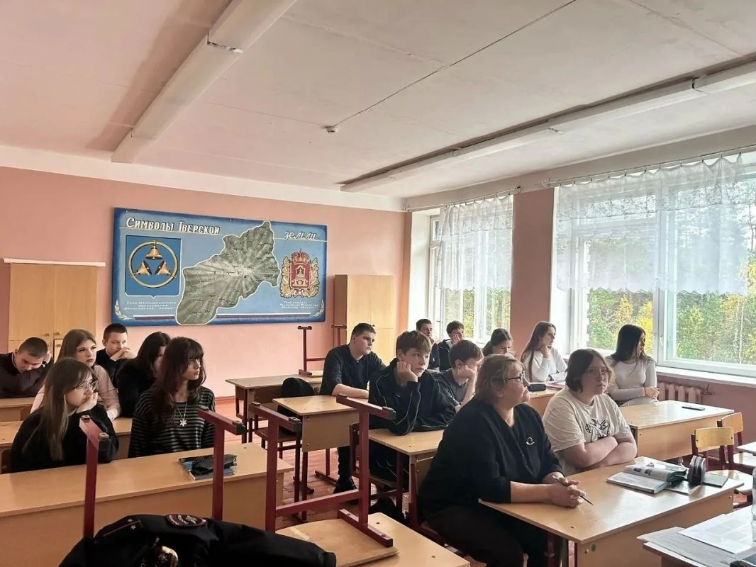 В Бологовском муниципальном округе сотрудники полиции провели комплекс профилактических мероприятий со школьниками В Бологовском муниципальном округе сотрудники полиции провели комплекс профилактических мероприятий со школьниками