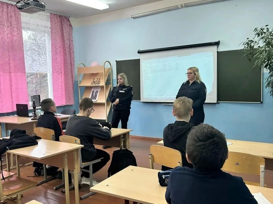 В Бологовском муниципальном округе сотрудники полиции провели комплекс профилактических мероприятий со школьниками В Бологовском муниципальном округе сотрудники полиции провели комплекс профилактических мероприятий со школьниками