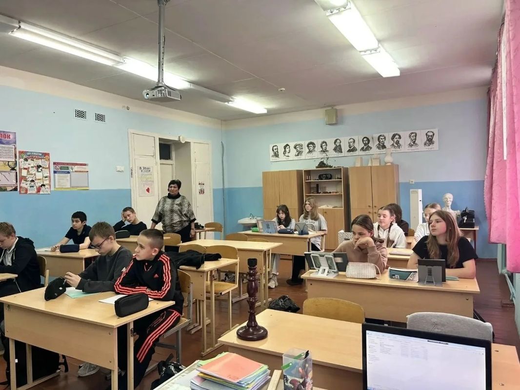 В Бологовском муниципальном округе сотрудники полиции провели комплекс профилактических мероприятий со школьниками В Бологовском муниципальном округе сотрудники полиции провели комплекс профилактических мероприятий со школьниками