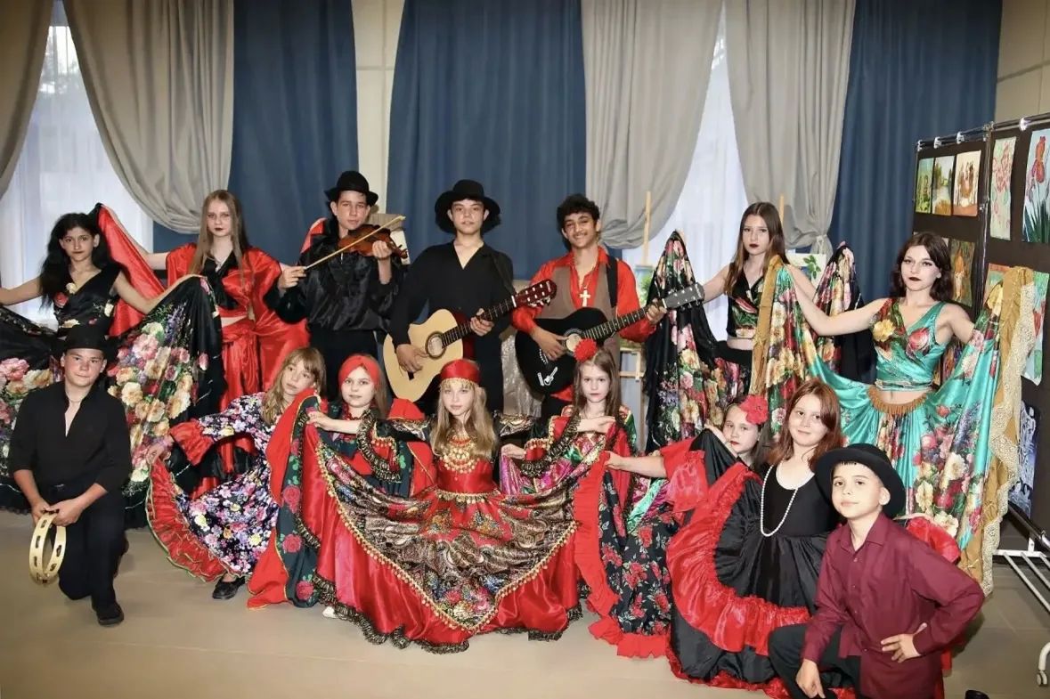 Флешмоб «Танцы народов России» объединил больше тысячи школьников Верхневолжья Флешмоб «Танцы народов России» объединил больше тысячи школьников Верхневолжья