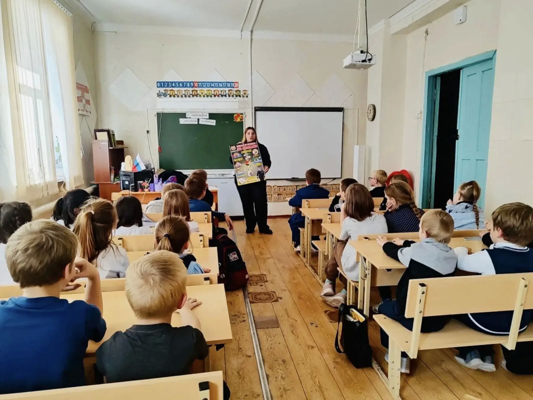 Лихославльские автоинспекторы провели занятие в МОУ «Толмачевская СОШ» Лихославльские автоинспекторы провели занятие в МОУ «Толмачевская СОШ»