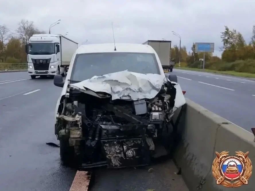 На трассе М-10 в Тверской области Renault влетел в грузовик, есть пострадавший