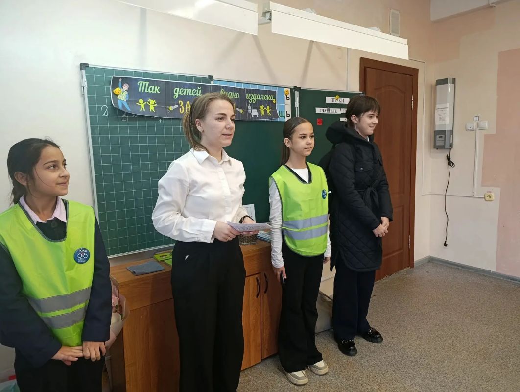 Удомельские автоинспекторы и отряд ЮИД провели акцию «Засветись» для первоклассников Удомельские автоинспекторы и отряд ЮИД провели акцию «Засветись» для первоклассников