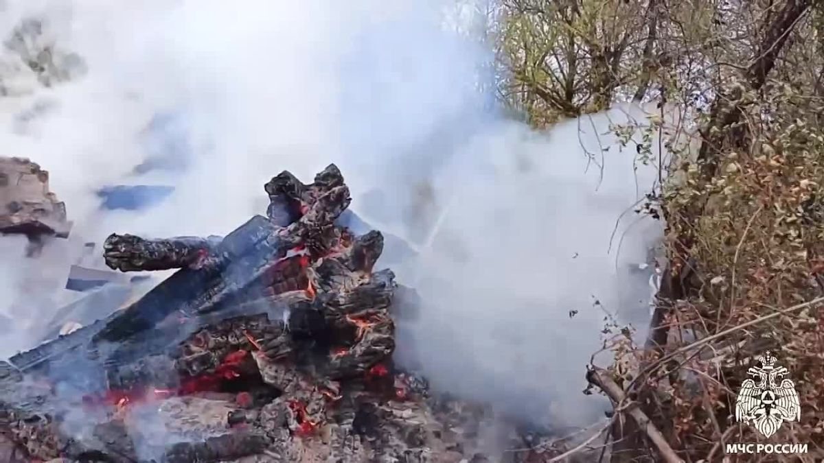 Гибель на пожаре. Сегодня утром поступило сообщение о пожаре в жилом доме в деревне Кочемли Кашинского МО. Незамедлительно к месту были направлены подразделения 33 и 34 ПСЧ