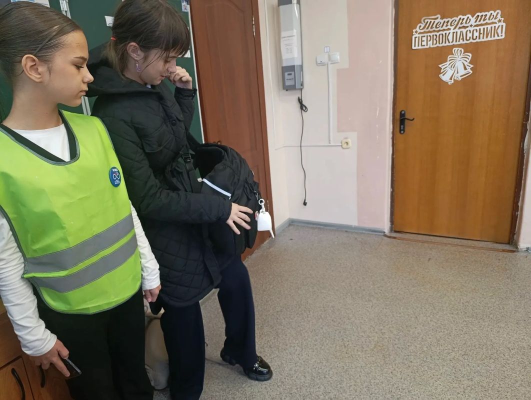 Удомельские автоинспекторы и отряд ЮИД провели акцию «Засветись» для первоклассников Удомельские автоинспекторы и отряд ЮИД провели акцию «Засветись» для первоклассников