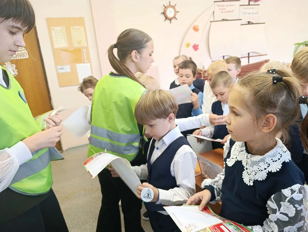 Удомельские автоинспекторы и отряд ЮИД провели акцию «Засветись» для первоклассников Удомельские автоинспекторы и отряд ЮИД провели акцию «Засветись» для первоклассников