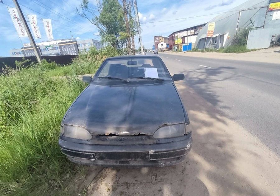 В Твери не могут найти владельца одинокого чёрного ВАЗа