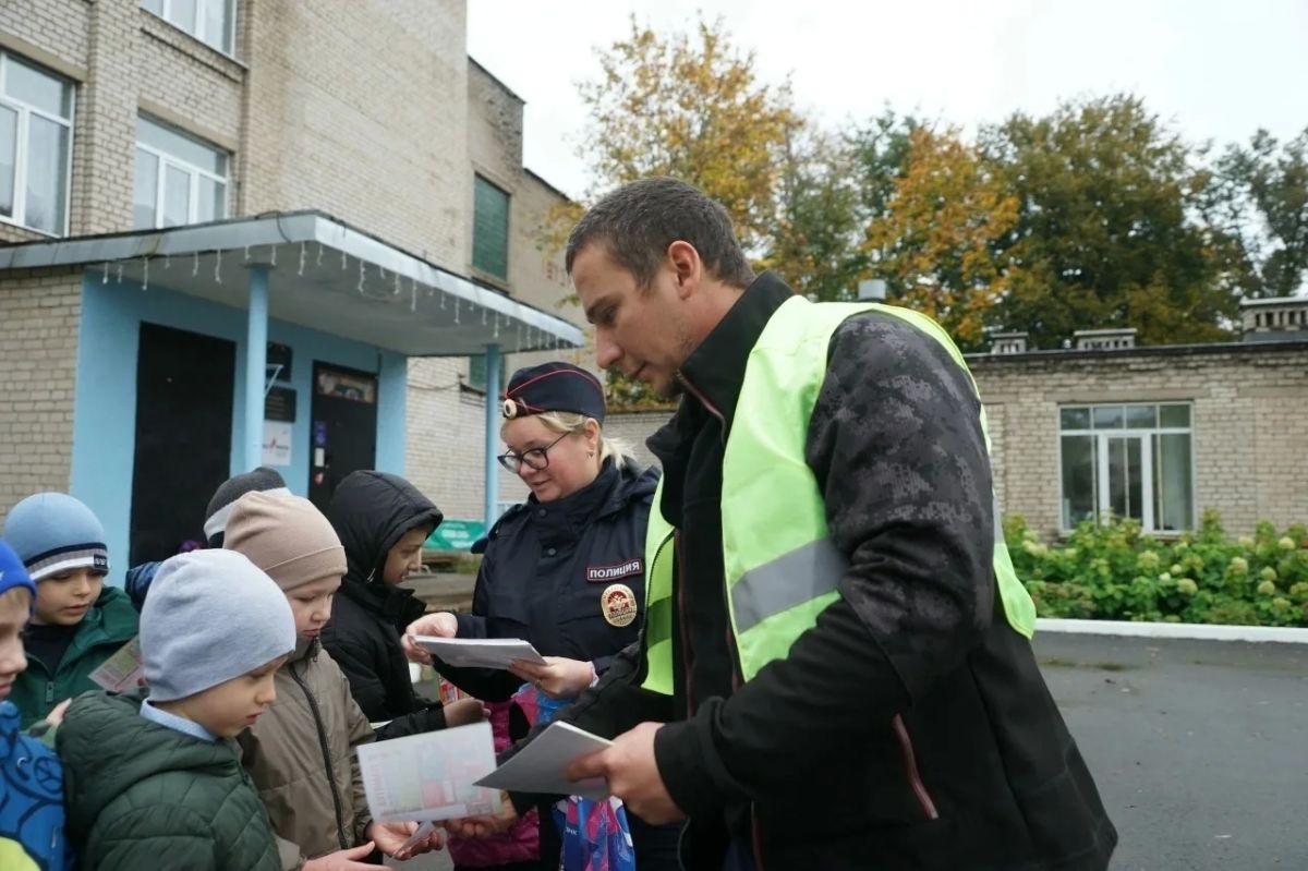 В Бологовском округе сотрудники Госавтоинспекции и «Родительский патруль» провели акцию «Мой ребенок – самый яркий!» В Бологовском округе сотрудники Госавтоинспекции и «Родительский патруль» провели акцию «Мой ребенок – самый яркий!»
