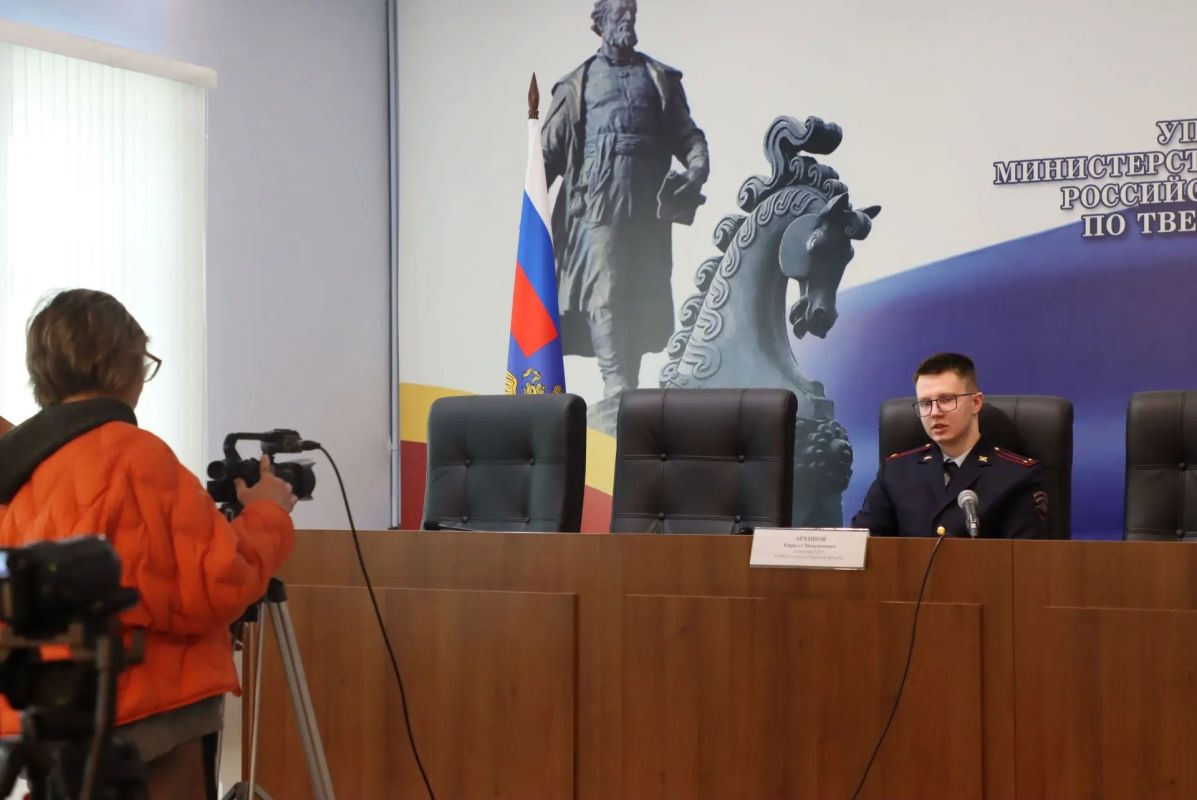 В Твери сотрудник Центра по противодействию экстремизму регионального УМВД рассказал журналистам о борьбе с деструктивными проявлении в обществе