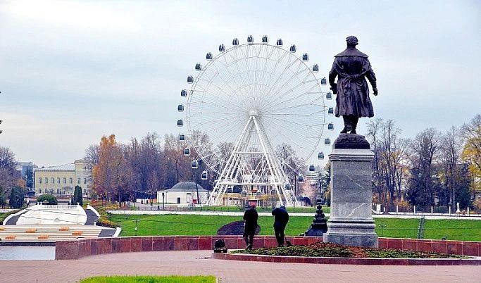 В Твери на городских цветниках высаживают луковицы тюльпанов