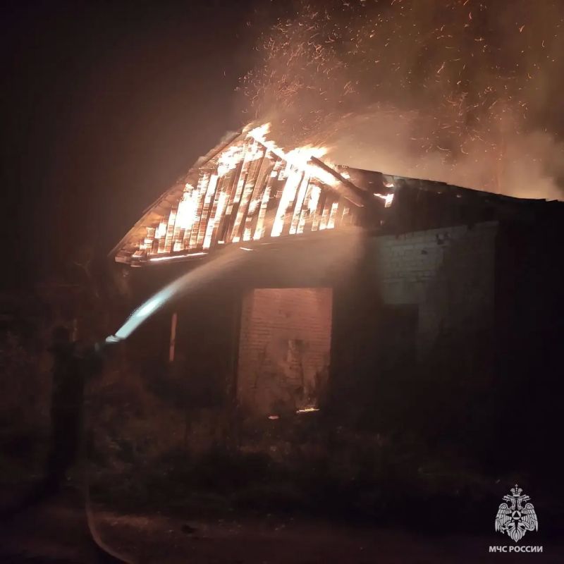 Пожар в заброшенном строении Пожар в заброшенном строении