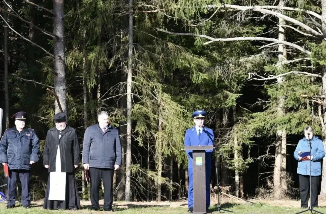 Прокурор Андреапольского района Игорь Шульчев принял участие в торжественном мероприятии, посвящённом открытию воинского захоронения советских воинов, павших в годы Великой Отечественной войны, в деревне Козлово... Прокурор Андреапольского района Игорь Шульчев принял участие в торжественном мероприятии, посвящённом открытию воинского захоронения советских воинов, павших в годы Великой Отечественной войны, в деревне Козлово...