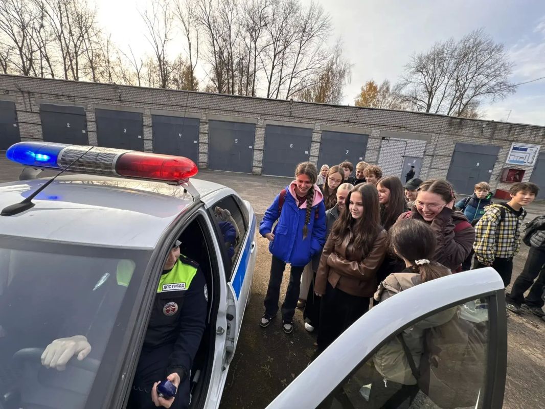 Конаковские школьники и студенты побывали на экскурсии в отделе полиции Конаковские школьники и студенты побывали на экскурсии в отделе полиции