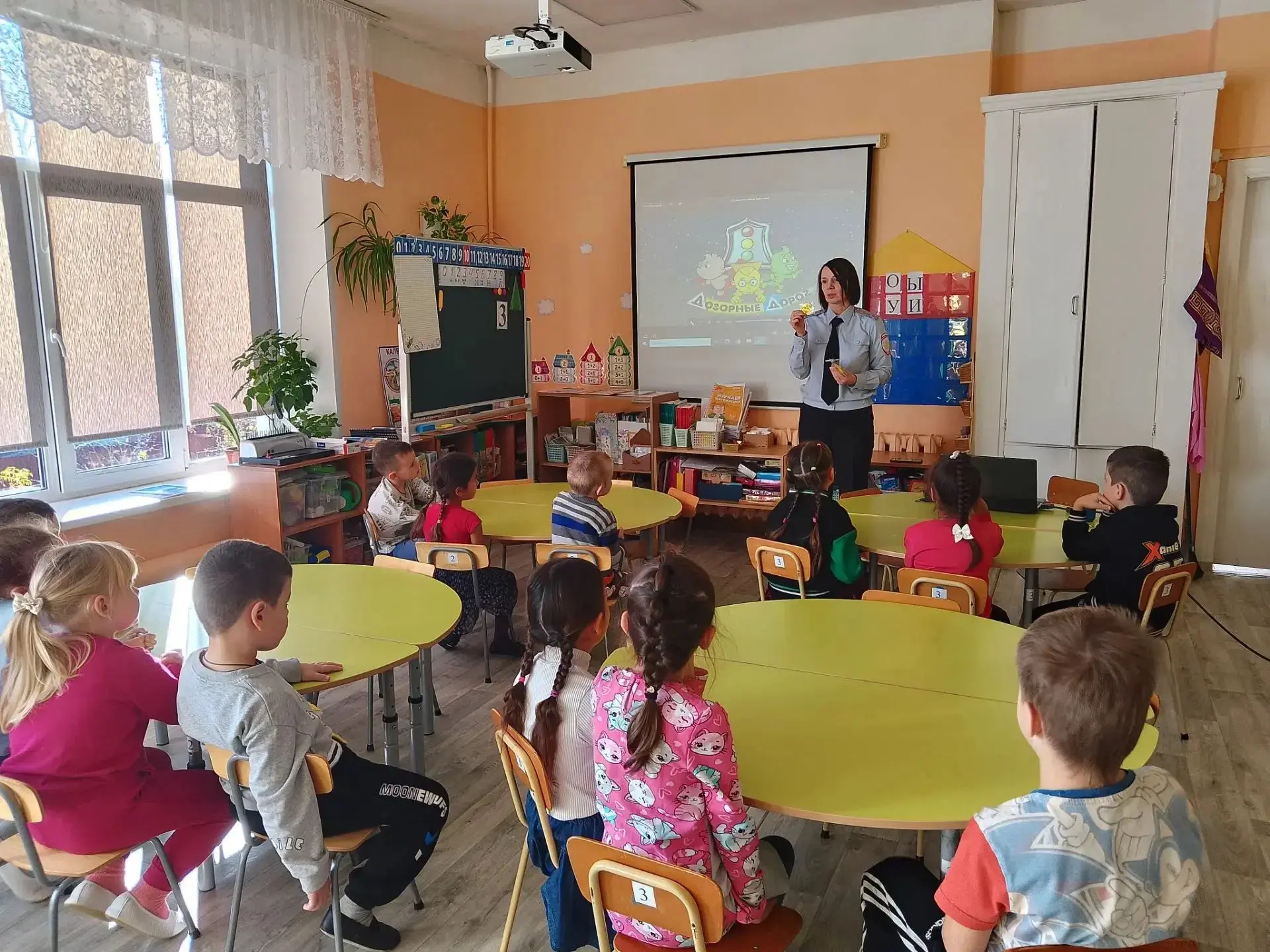 В Вышнем Волочке автоинспекторы провели занятие по безопасности дорожного движения для дошкольников